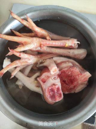 白瓜玉米胡萝卜爪爪汤的做法步骤：1