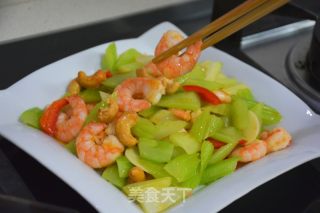 西芹炒虾仁腰果的做法