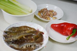 西芹炒虾仁腰果的做法步骤：1
