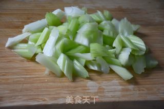西芹炒虾仁腰果的做法步骤：2