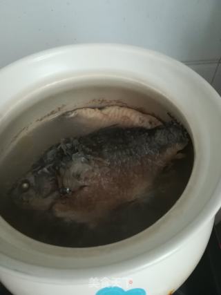 鲫鱼炖千页豆腐的做法步骤：1
