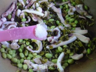 咸菜毛豆炒鱿鱼的做法步骤：9