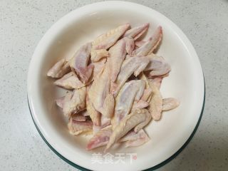 椒麻鸡翅尖的做法步骤：1