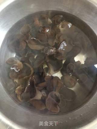 木耳鸡蛋炒圆白菜的做法步骤：1