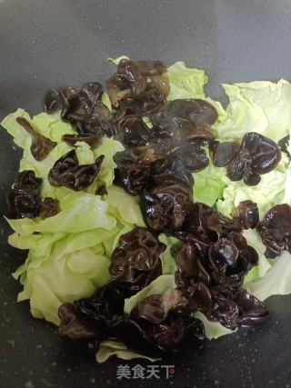 木耳鸡蛋炒圆白菜的做法步骤：4