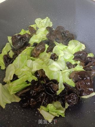 木耳鸡蛋炒圆白菜的做法步骤：5