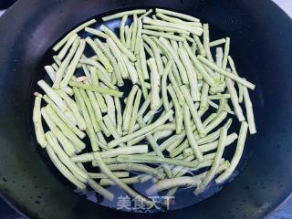 剁椒炒豆角的做法步骤：2