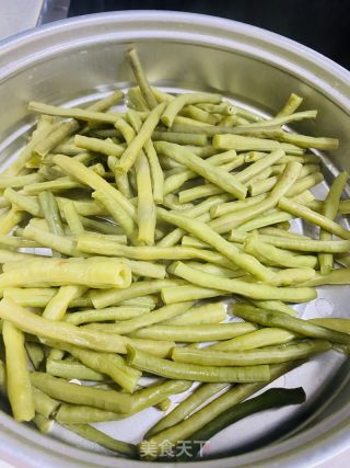 剁椒炒豆角的做法步骤：3