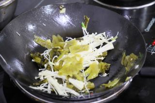 酸汤素鸡的做法步骤：2