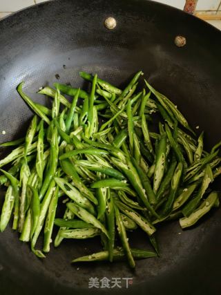 青椒炒牛肉的做法步骤：2