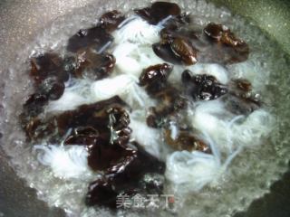 黑木耳拌魔芋结的做法步骤：4