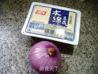洋葱烧木绵豆腐的做法步骤：1