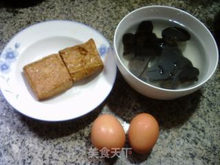 黑木耳鸡蛋炒香干的做法步骤：1