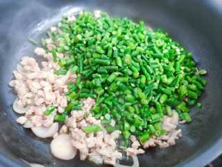 豇豆肉丁打卤面的做法步骤：6