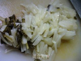 蘑菇炒白菜咸齑的做法步骤：2