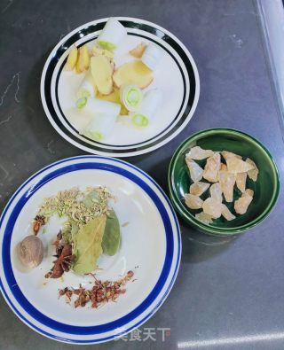 电饭煲红烧肘子的做法步骤：1