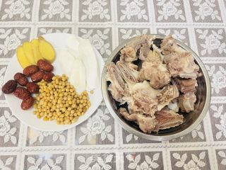 喝了可以补钙长高的黄豆牛骨汤的做法步骤：1