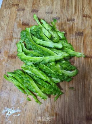 绿豆芽炒苦瓜的做法步骤：1
