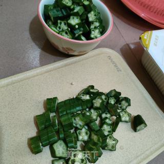 蛋炒秋葵盖捞面的做法步骤：1
