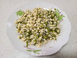 绿豆芽炒秋葵的做法步骤：1