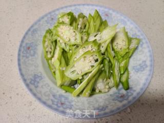 绿豆芽炒秋葵的做法步骤：2