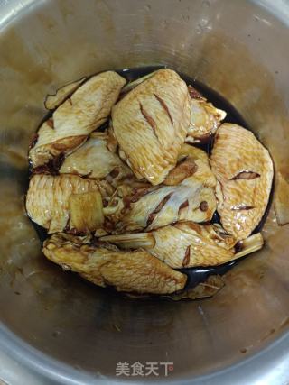 干锅鸡翅的做法步骤：1