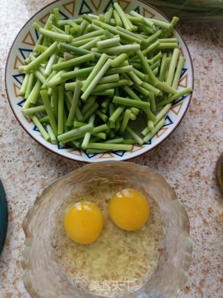 家庭版蒜苔炒鸡蛋的做法步骤：1