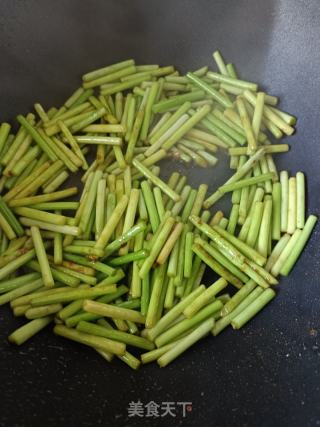 家庭版蒜苔炒鸡蛋的做法步骤：2