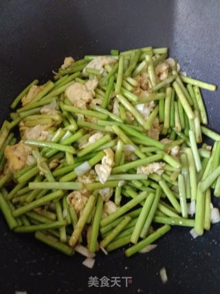 家庭版蒜苔炒鸡蛋的做法步骤：4