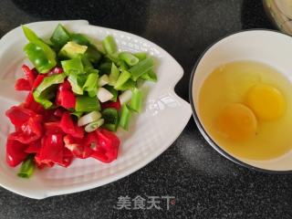 彩椒炒鸡蛋的做法步骤：1