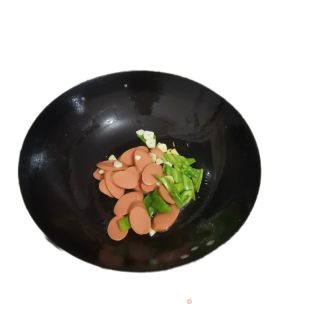 青椒火腿炒鸡蛋的做法步骤：2