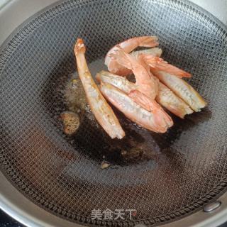 黑豆芽炒白虾的做法步骤：4