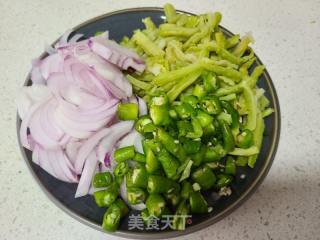 线椒洋葱炒苦瓜的做法步骤：1