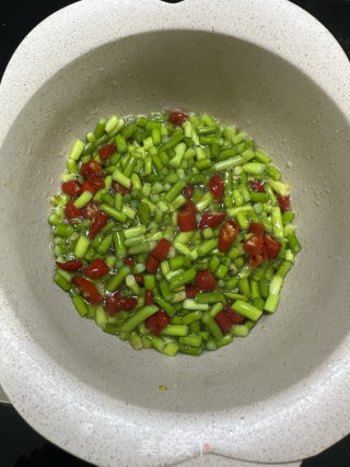 鸡蛋蒜苔下饭菜的做法步骤：2