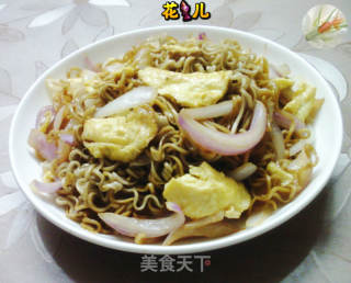 鸡蛋洋葱炒青稞方便面的做法