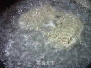 鸡蛋洋葱炒青稞方便面的做法步骤：5