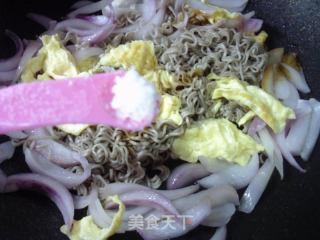 鸡蛋洋葱炒青稞方便面的做法步骤：10