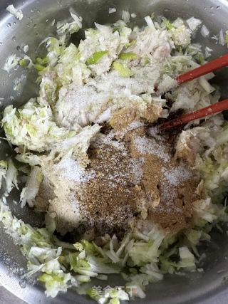 猪肉大葱肉盒的做法步骤：1