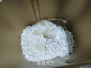 枣泥豆沙蛋黄酥的做法步骤：1