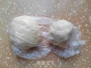 枣泥豆沙蛋黄酥的做法步骤：2