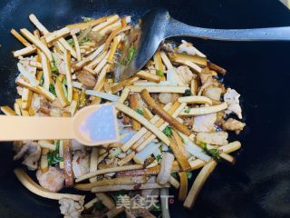 芹菜香干炒肉的做法步骤：16