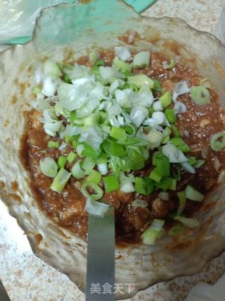 大馅馄饨的做法步骤：1
