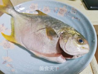 清蒸金鲳鱼的做法步骤：1