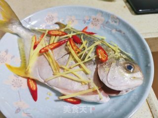 清蒸金鲳鱼的做法步骤：2