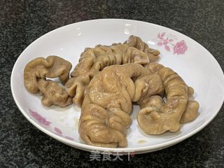 肥肠卷大葱的做法步骤：1
