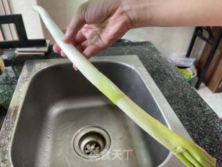 肥肠卷大葱的做法步骤：2