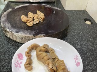 肥肠卷大葱的做法步骤：3