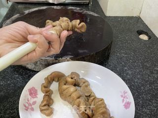肥肠卷大葱的做法步骤：4