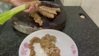 肥肠卷大葱的做法步骤：5