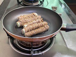 肥肠卷大葱的做法步骤：6